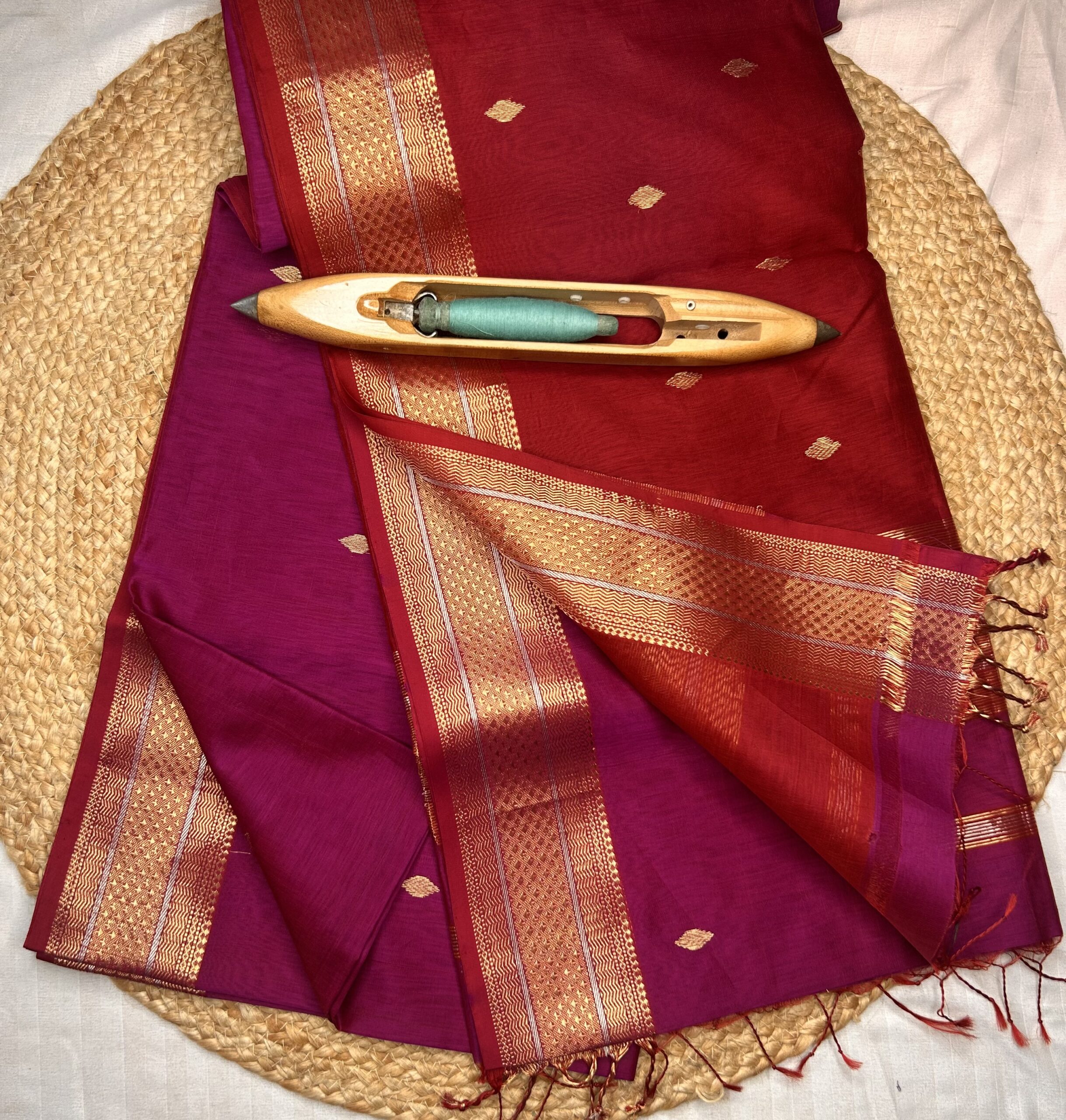 This Maheshwari Jari Border Buti Saree is a timeless handloom creation from Maheshwar, Madhya Pradesh. Woven in a premium silk-cotton blend, the saree offers a perfect balance of comfort, sheen, and graceful drape.